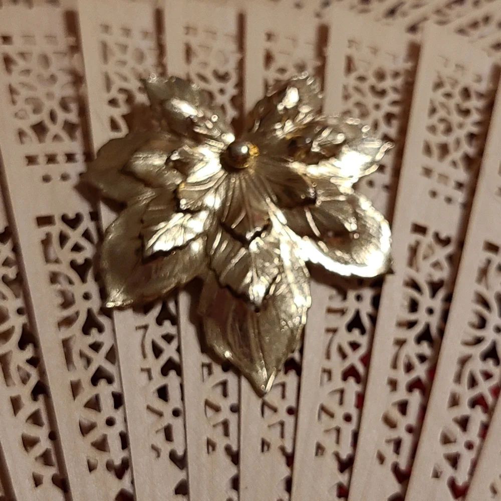 Sarah Coventry vintage brooch